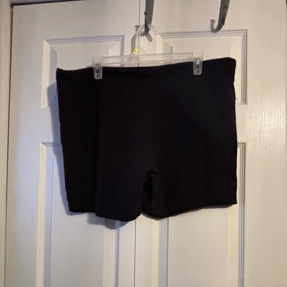 Danskin Now Black Bike Shorts Smooth Stretchy Fit